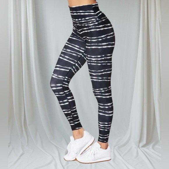 🆕Scorpio Sol Black and White Striped Leggings - Picture 4 of 16